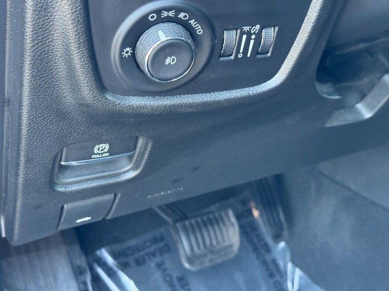 Jeep Grand Cherokee Vehicle Full-screen Gallery Image 17