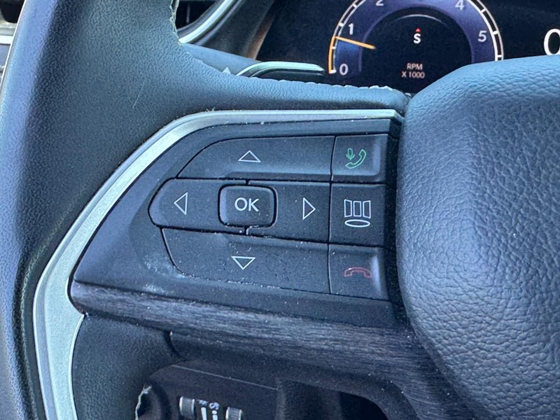 Jeep Grand Cherokee Vehicle Full-screen Gallery Image 18