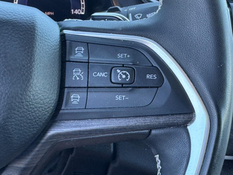 Jeep Grand Cherokee Vehicle Full-screen Gallery Image 19