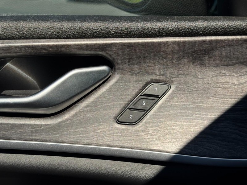 Jeep Grand Cherokee Vehicle Full-screen Gallery Image 24