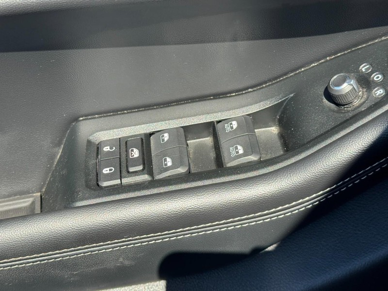 Jeep Grand Cherokee Vehicle Full-screen Gallery Image 25