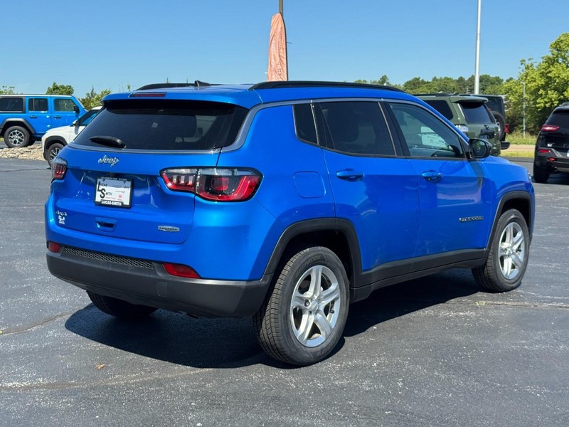 Jeep Compass Vehicle Full-screen Gallery Image 03