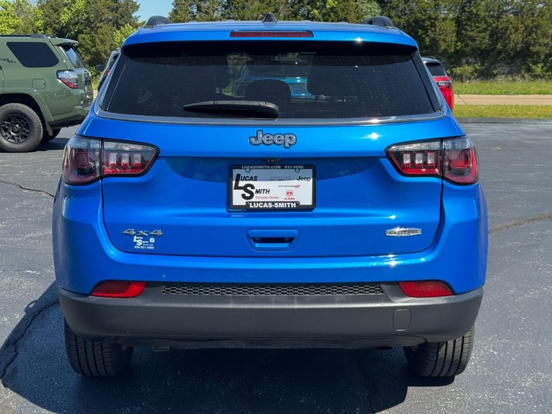 Jeep Compass Vehicle Full-screen Gallery Image 05