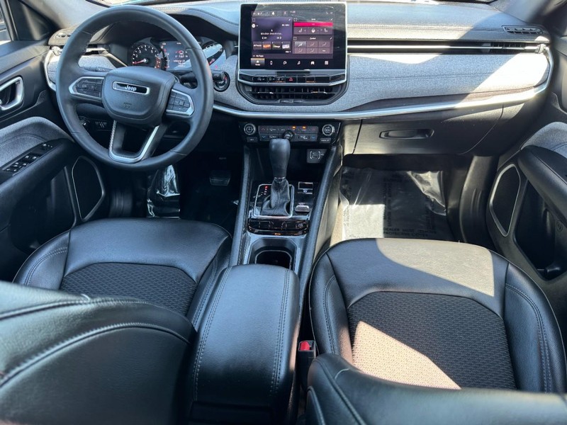 Jeep Compass Vehicle Full-screen Gallery Image 11