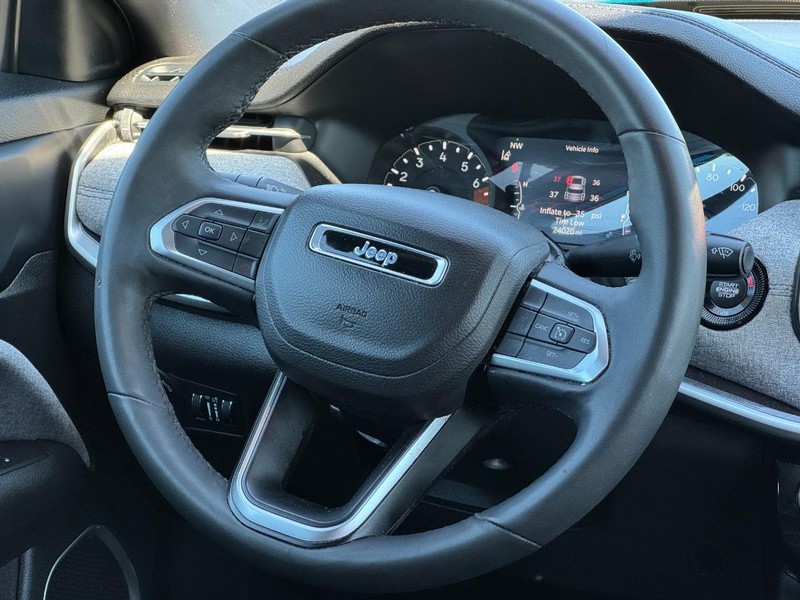 Jeep Compass Vehicle Full-screen Gallery Image 12