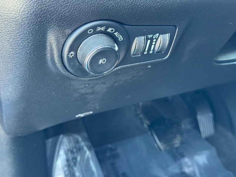 Jeep Compass Vehicle Full-screen Gallery Image 17
