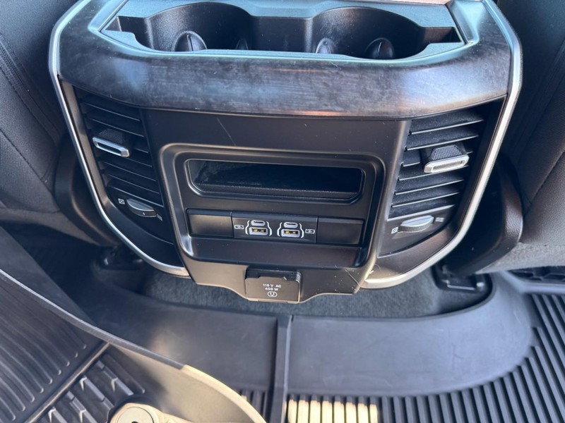 Ram 1500 Vehicle Full-screen Gallery Image 16