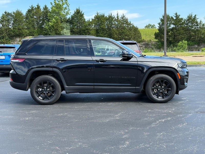 Jeep Grand Cherokee Vehicle Full-screen Gallery Image 02