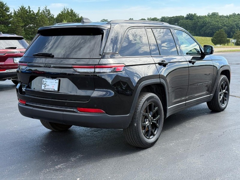 Jeep Grand Cherokee Vehicle Full-screen Gallery Image 03