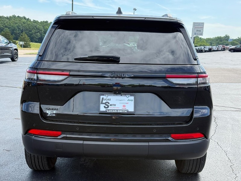 Jeep Grand Cherokee Vehicle Full-screen Gallery Image 05
