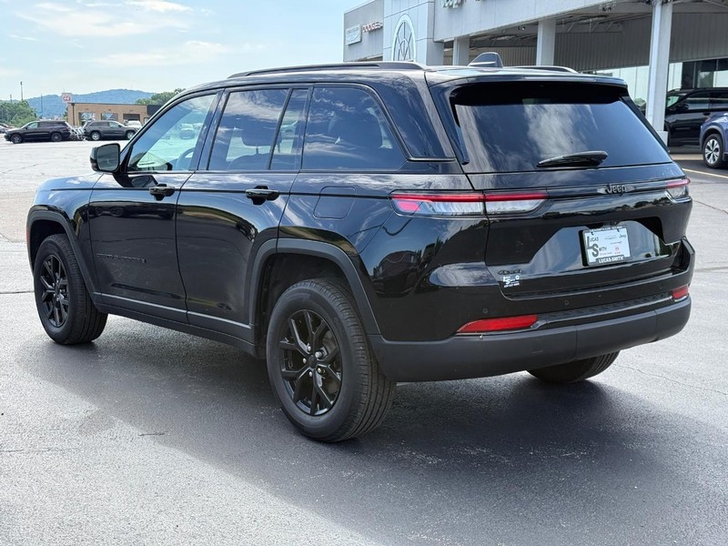 Jeep Grand Cherokee Vehicle Full-screen Gallery Image 06