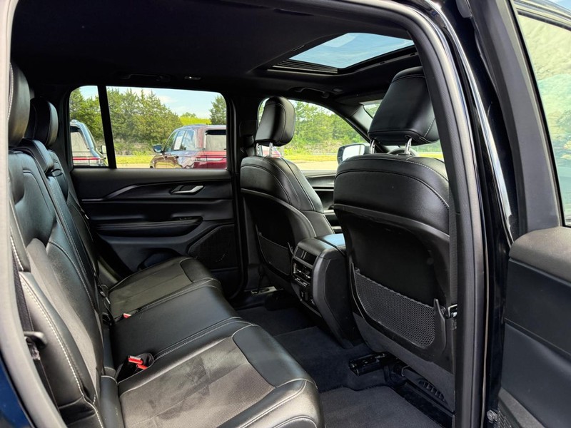 Jeep Grand Cherokee Vehicle Full-screen Gallery Image 10