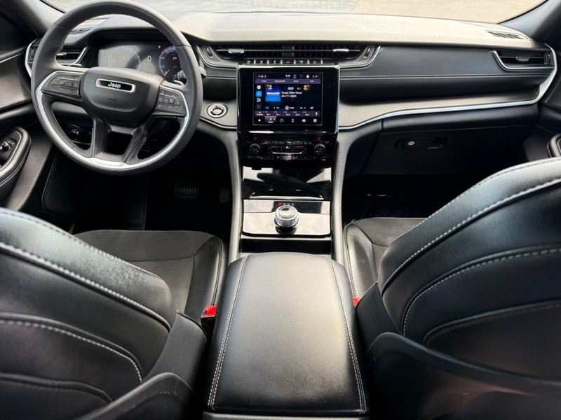 Jeep Grand Cherokee Vehicle Full-screen Gallery Image 11