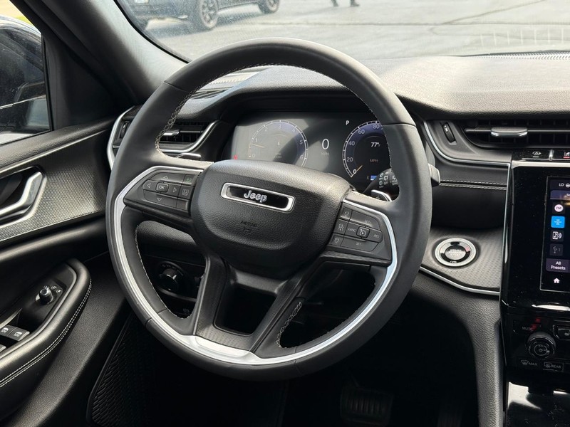 Jeep Grand Cherokee Vehicle Full-screen Gallery Image 12