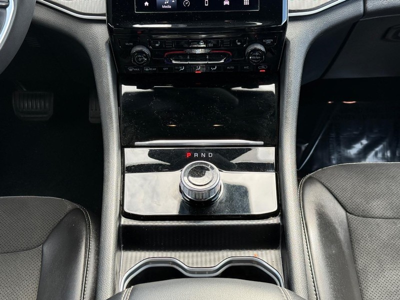 Jeep Grand Cherokee Vehicle Full-screen Gallery Image 14