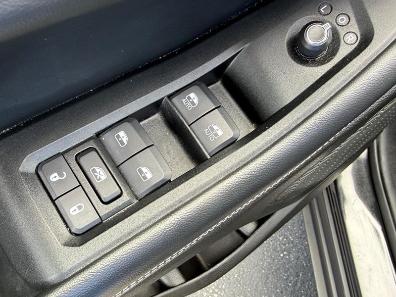 Jeep Grand Cherokee Vehicle Full-screen Gallery Image 15
