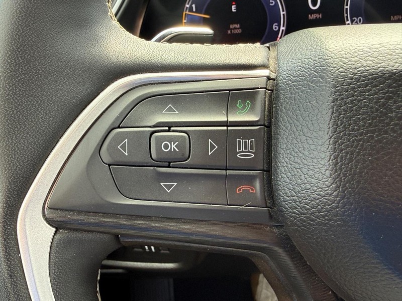 Jeep Grand Cherokee Vehicle Full-screen Gallery Image 17