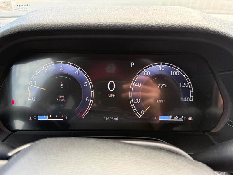 Jeep Grand Cherokee Vehicle Full-screen Gallery Image 19