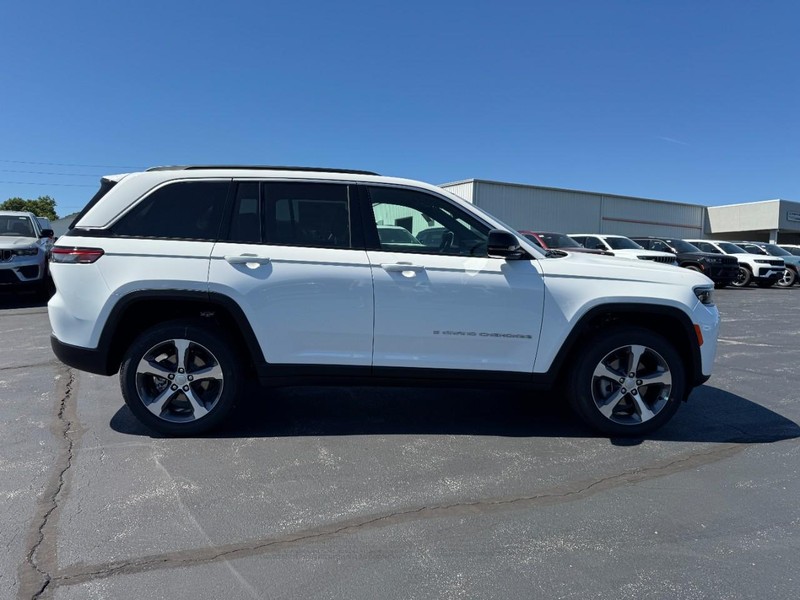 Jeep Grand Cherokee Vehicle Full-screen Gallery Image 2