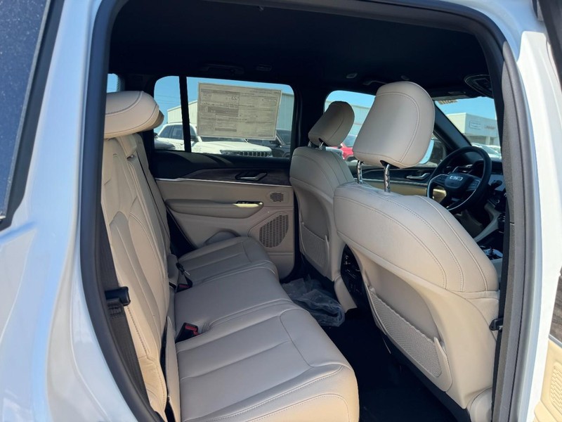 Jeep Grand Cherokee Vehicle Full-screen Gallery Image 5