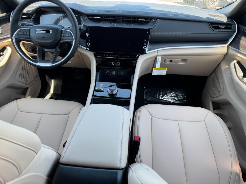Jeep Grand Cherokee Vehicle Full-screen Gallery Image 6