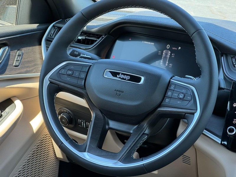 Jeep Grand Cherokee Vehicle Full-screen Gallery Image 7