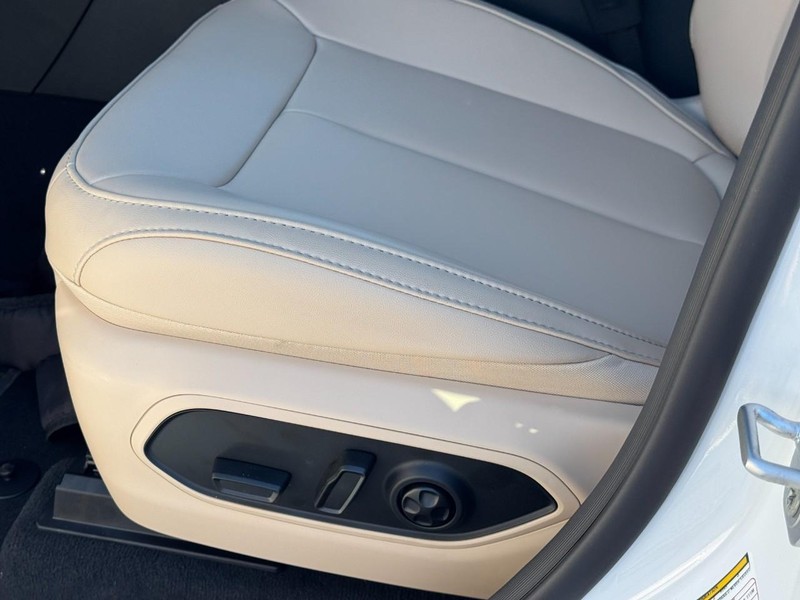 Jeep Grand Cherokee Vehicle Full-screen Gallery Image 9