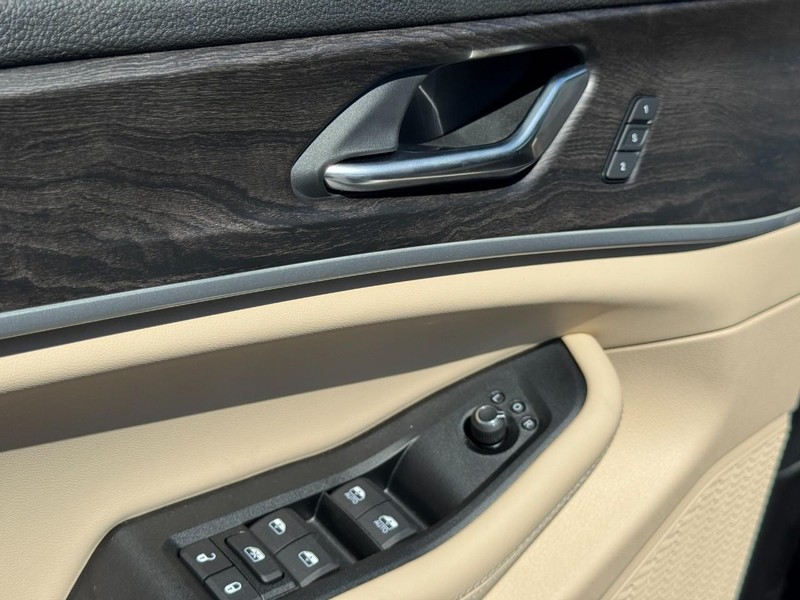 Jeep Grand Cherokee Vehicle Full-screen Gallery Image 10