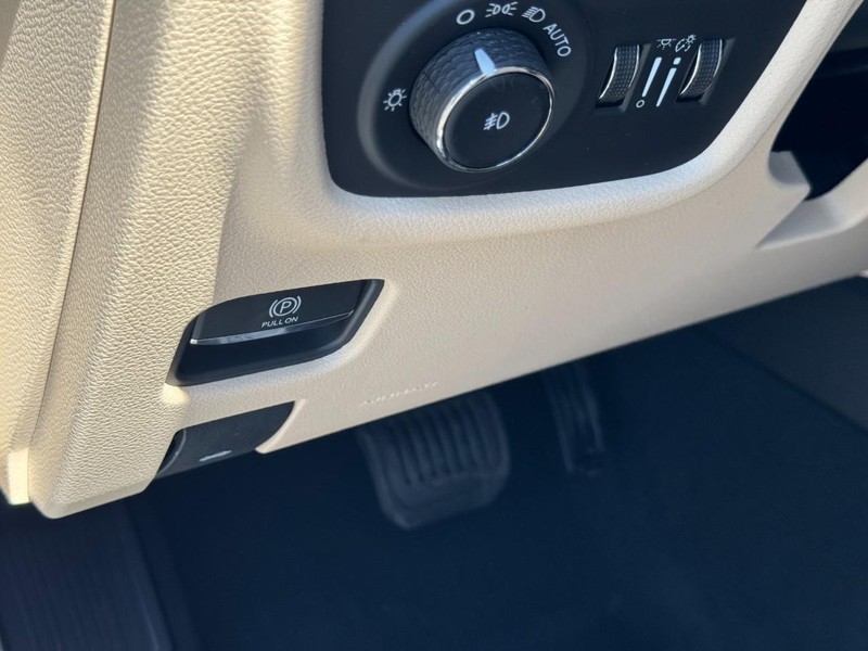 Jeep Grand Cherokee Vehicle Full-screen Gallery Image 11