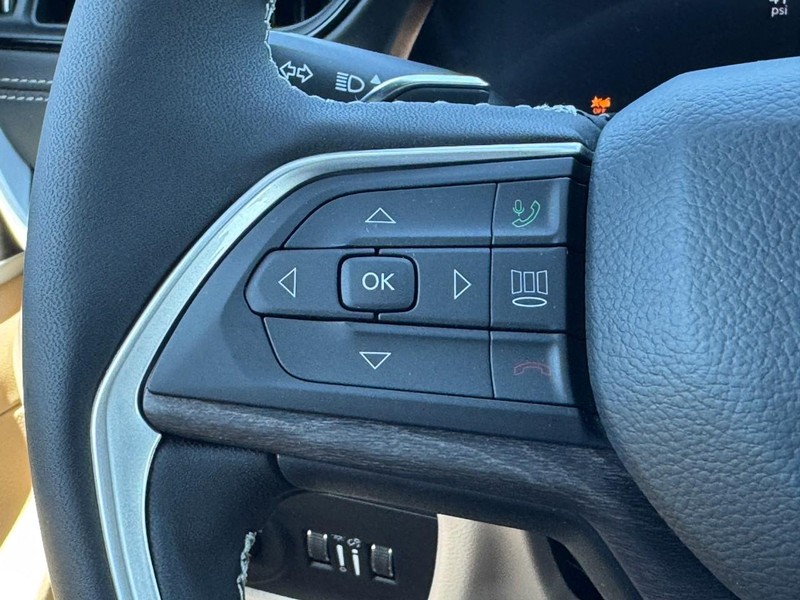 Jeep Grand Cherokee Vehicle Full-screen Gallery Image 12