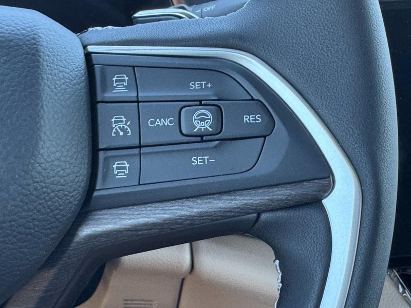 Jeep Grand Cherokee Vehicle Full-screen Gallery Image 13