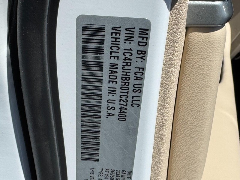Jeep Grand Cherokee Vehicle Full-screen Gallery Image 15