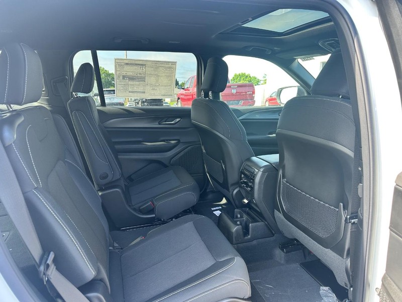 Jeep Grand Cherokee L Vehicle Full-screen Gallery Image 4