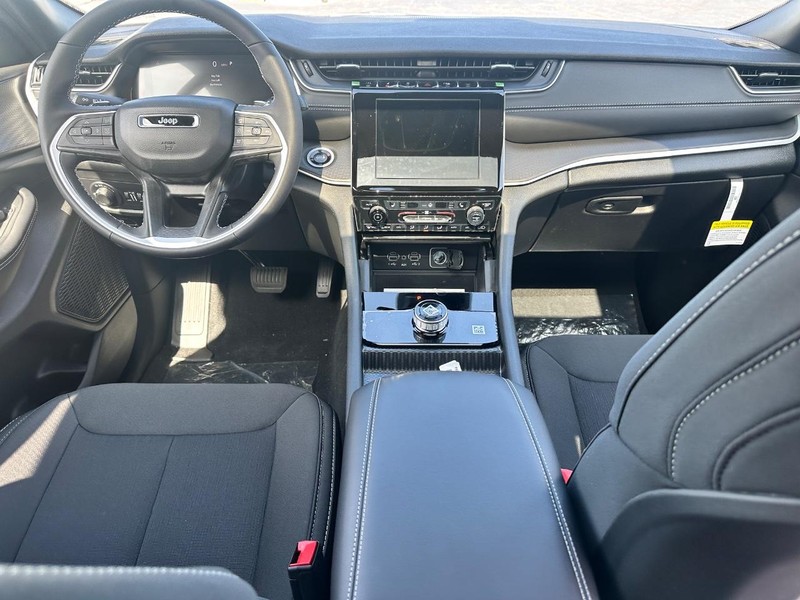 Jeep Grand Cherokee L Vehicle Full-screen Gallery Image 6