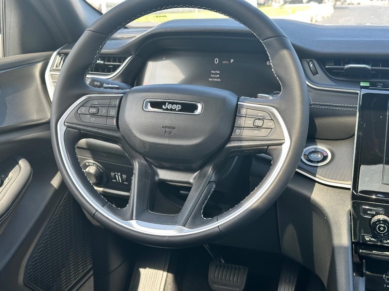 Jeep Grand Cherokee L Vehicle Full-screen Gallery Image 7