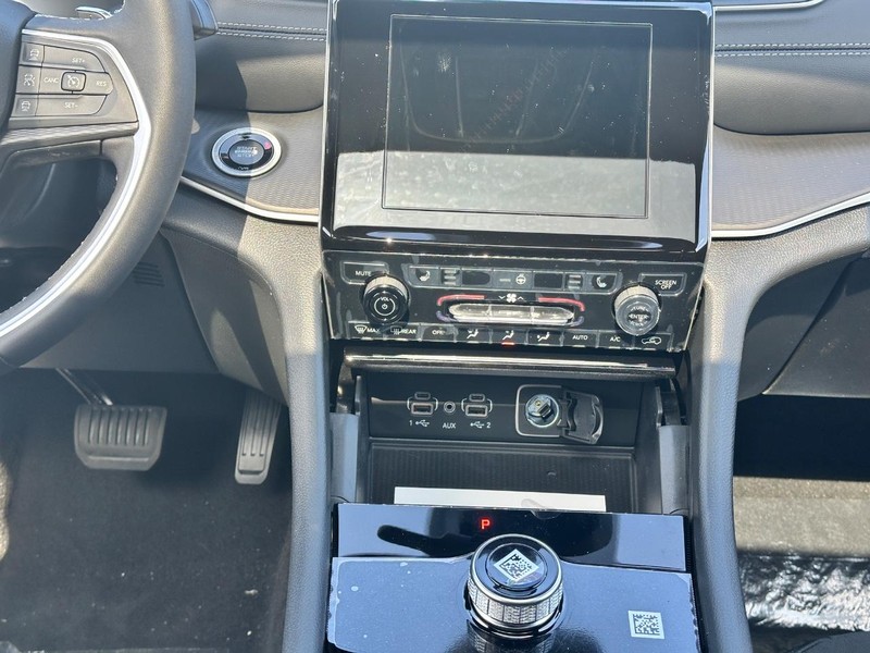 Jeep Grand Cherokee L Vehicle Full-screen Gallery Image 8