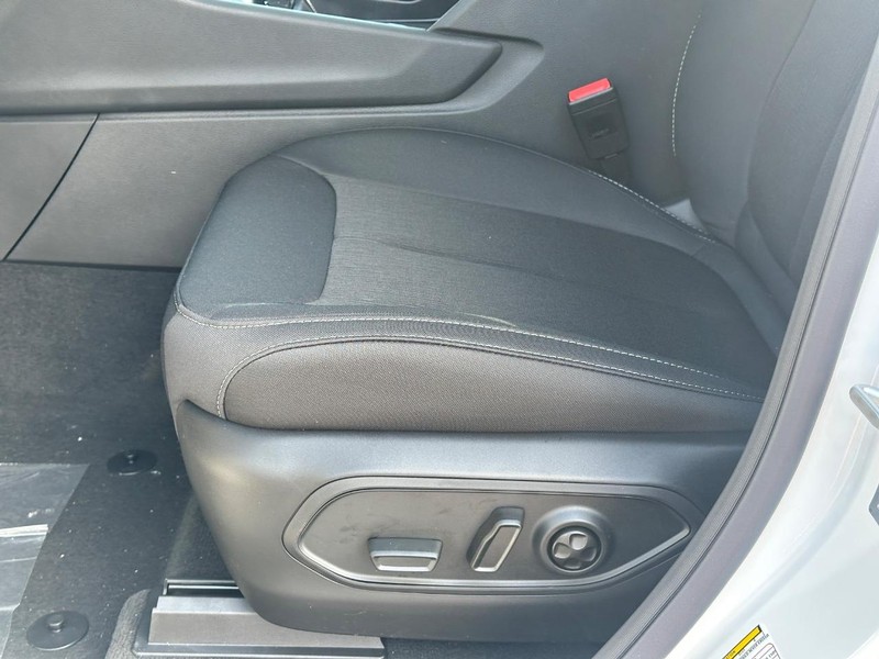 Jeep Grand Cherokee L Vehicle Full-screen Gallery Image 10