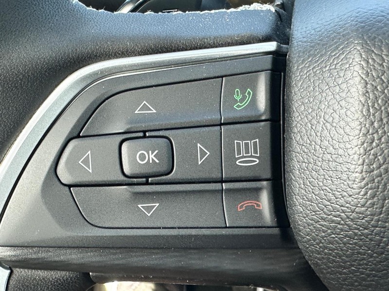 Jeep Grand Cherokee L Vehicle Full-screen Gallery Image 11