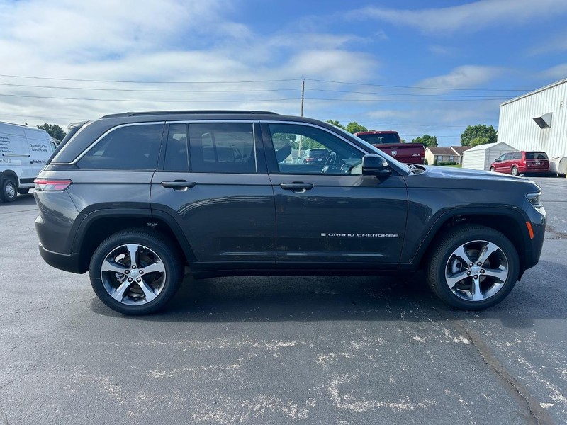 Jeep Grand Cherokee Vehicle Full-screen Gallery Image 2