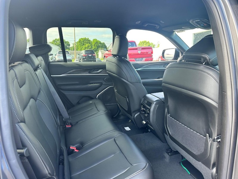 Jeep Grand Cherokee Vehicle Full-screen Gallery Image 4