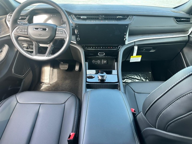 Jeep Grand Cherokee Vehicle Full-screen Gallery Image 5