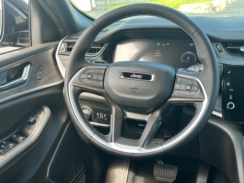Jeep Grand Cherokee Vehicle Full-screen Gallery Image 6