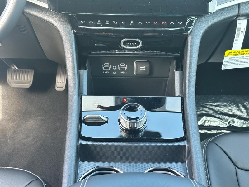 Jeep Grand Cherokee Vehicle Full-screen Gallery Image 7