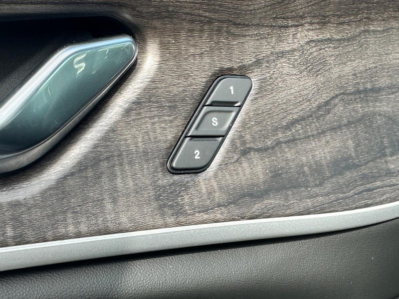 Jeep Grand Cherokee Vehicle Full-screen Gallery Image 9
