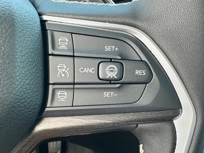 Jeep Grand Cherokee Vehicle Full-screen Gallery Image 12