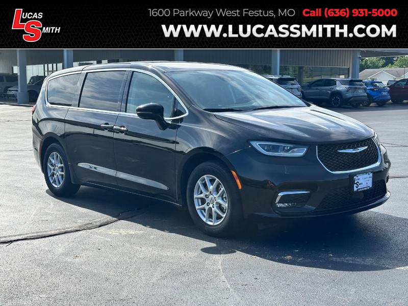 Chrysler Pacifica Vehicle Full-screen Gallery Image 01