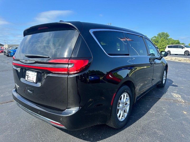 Chrysler Pacifica Vehicle Full-screen Gallery Image 03