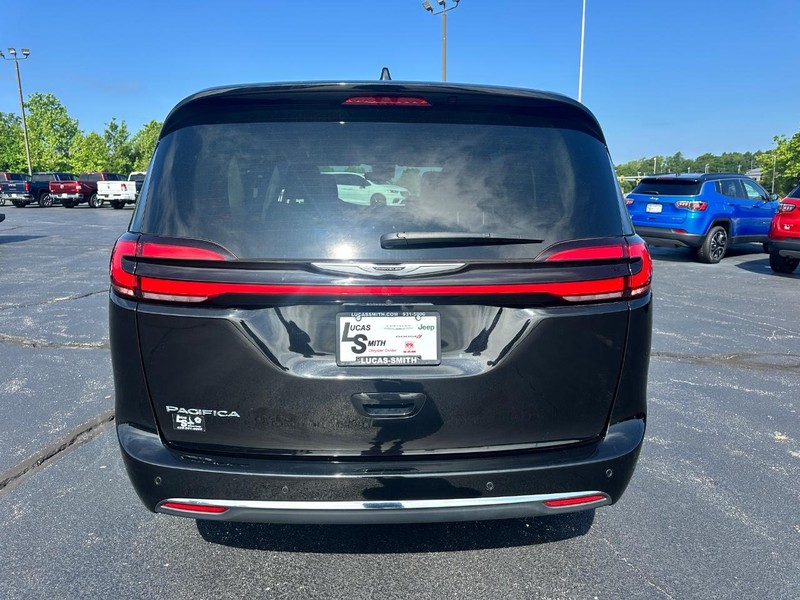 Chrysler Pacifica Vehicle Full-screen Gallery Image 04