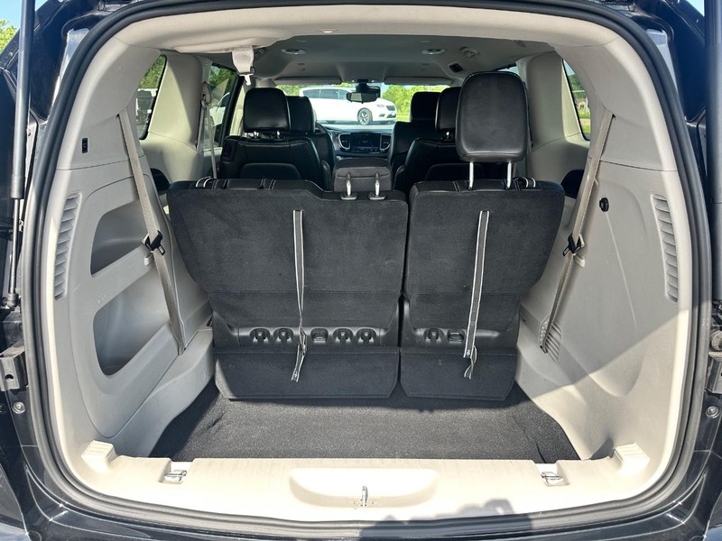 Chrysler Pacifica Vehicle Full-screen Gallery Image 05