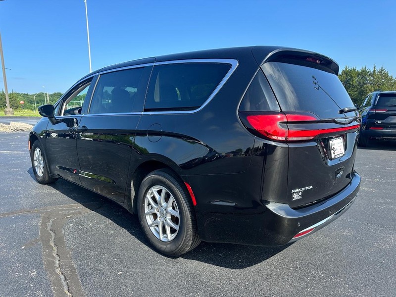 Chrysler Pacifica Vehicle Full-screen Gallery Image 07